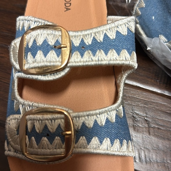 Blue and White Buckle Sandals New In Box Sz 7.5 - Picture 5 of 5